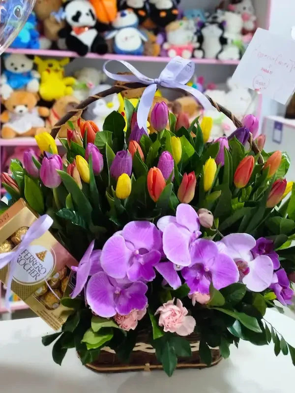 Canasta tulipanes y orquídeas